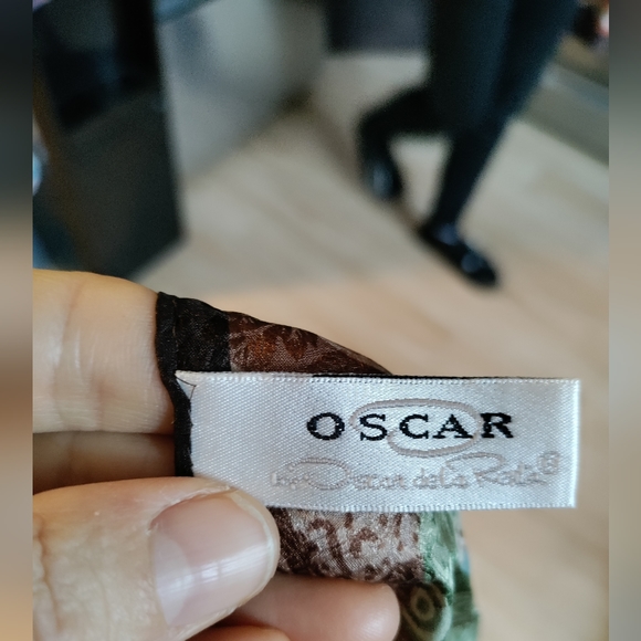 Oscar De La Renta 100% Silk Scarf - Picture 2 of 4